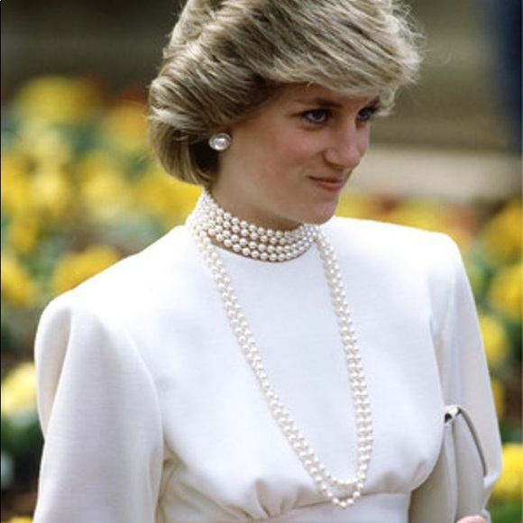 ❤️ Be a Royal or just look like one! ❤️ Celebrate the Queen’s jubilee! 👸🏻 👑 - Picture 9 of 16